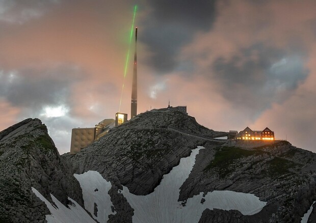 L’esperimento Laser Lightning Rod sul monte Santis in Svizzera (fonte: TRUMPF/Martin Stollberg) © Ansa