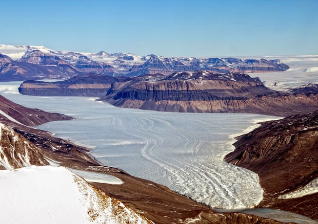 Il ghiacciao Taylor, in Antartide (fonte: Taylor Glacier, rielaborazione di un'immagine della NASA, da Flickr) © Ansa