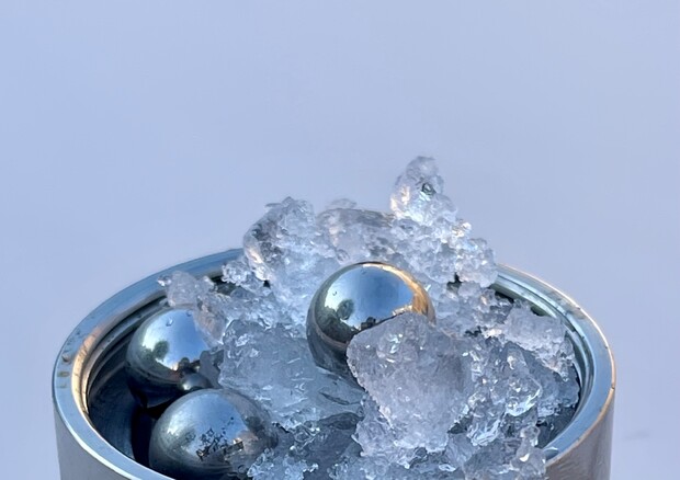 Per ottenere la nuova forma di ghiaccio, gli autori dello studio hanno ‘shakerato’ vigorosamente un contenitore raffreddato a -200 gradi, contenente ghiaccio ordinario e sfere di acciaio (fonte: Alexander Rosu-Finsen, Christoph Salzmann) © Ansa