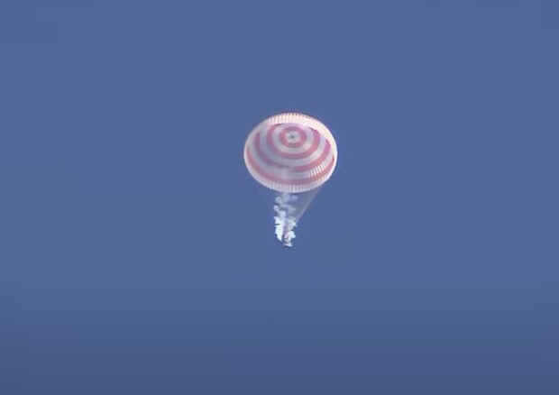 La Soyuz MS22 in fase di atterraggio (fonte: Roscosmos TV) © Ansa