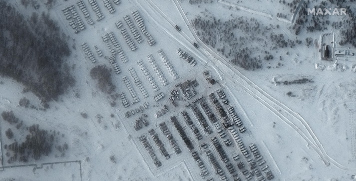 Veduta aerea dell'artiglieria e di carroarmati russi (ANSA)