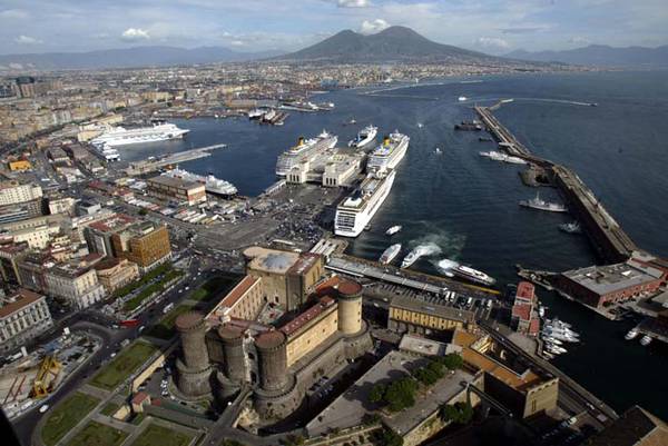 Un'immmagine del porto di Napoli (dal sito ufficiale dell'Autorità portuale) 