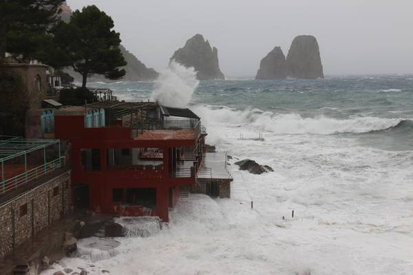 Maltempo: vento forte e violenta mareggiata a Capri
