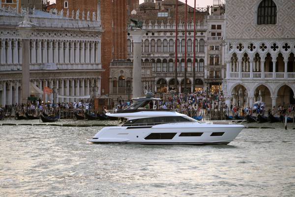 Uno yacht Ferretti a Venezia