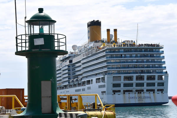 Coronavirus: entrata in porto Genova nave da crociera Costa Deliziosa