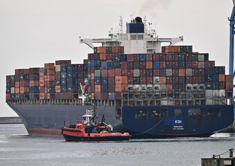 Porti: portacontainer nel porto di Genova