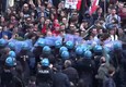 Scontri a Napoli tra agenti e manifestanti anti-Salvini © ANSA