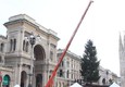 Natale, a Milano si addobba l'albero di piazza Duomo © ANSA