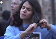 Londra, manifestanti si tagliano ciocche di capelli per solidarieta' verso le donne iraniane (ANSA)
