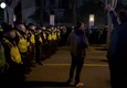 Cina, proteste per le restrizioni anti Covid: folle inferocite scendono in piazza a Shanghai (ANSA)