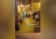 Cagliari, giovani accerchiano e danneggiano auto: il video virale sui social © ANSA