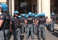 Roma, tassisti sotto Palazzo Chigi lanciano bottigliette acqua (ANSA)