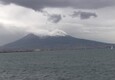 Napoli, neve sul Vesuvio: turisti scattano selfie al lungomare Caracciolo (ANSA)