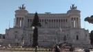 Roma, issato l'albero di Natale a piazza Venezia: inaugurazione l'8 dicembre (ANSA)
