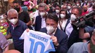 Napoli, Conte riceve una maglietta di Maradona(ANSA)