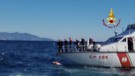 10 anni fa il naufragio della Concordia: i naufraghi tornano al Giglio, fiori in mare(ANSA)