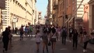 Saldi, romani e turisti nei negozi di via del Corso: 