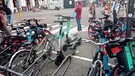 Milano, caos mobilita' sharing: bici e monopattini occupano i marciapiedi(ANSA)