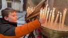 Roma, profughi ucraini pregano per il Natale Ortodosso (ANSA)