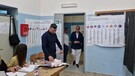 Comunali, il voto del candidato Maurizio Caserta a Catania (ANSA)