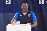 Salvini vota a Milano, sorrisi e strette di mano con scrutatori
