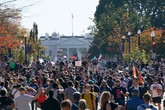 Folla e scene di entusiasmo davanti alla Casa Bianca (ANSA)