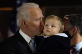 Joe Biden bacia suo nipote (ANSA)