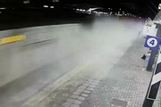 Treno deragliato, in video attraversa stazione tra fumo e scintille
