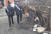 Autobus in fiamme nel Torinese, carabinieri fermano un uomo