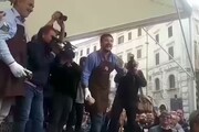 Salvini lancia pezzi di cioccolato ai suoi fan entusiasti