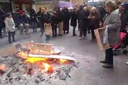 Roma, protesta abitanti case popolari: cassonetti in fiamme