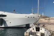 Maxi yacht si schianta su banchina e distrugge barca