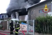 Incendio in azienda trattamento rifiuti nel Milanese