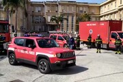 Coronavirus: omaggio vigili fuoco a sanitari Policlinico Bari
