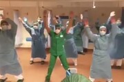 Coronavirus, medici e infermieri a Genova ballano una 'zumba' antistress