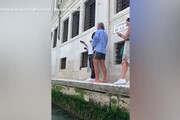 Venezia, due turisti fanno il bagno nel Canal Grande