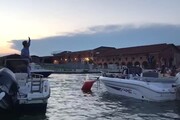 Venezia, magia all'Arsenale per il primo drive-in in barca