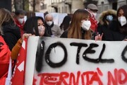 Milano, protesta degli albergatori davanti alla prefettura