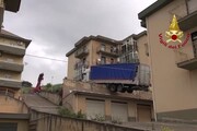 Palermo, rimosso il camion in bilico sulle case a Caccamo