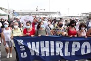 Whirlpool, gli operai bloccano il molo Beverello a Napoli