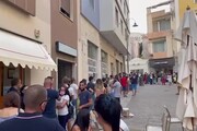 Vaccini, lunga fila per l'Open Night di Cagliari dai giovani ai migranti alle famiglie con i passeggini