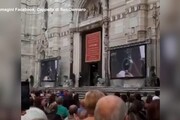 Napoli, 'il sangue di San Gennaro si e' sciolto', l'applauso dei fedeli fuori dal Duomo