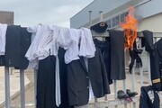 Olbia, i lavoratori di Air Italy appendono le divise alla recinzione dell'aeroporto e danno fuoco a una sciarpa