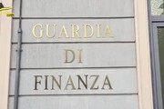 Milano, un milione di addobbi di Natale non a norma sequestrati dalla Guardia di Finanza