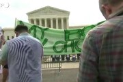 Usa, abolita la Roe v. Wade: attivisti anti-aborto festeggiano fuori dalla Corte Suprema
