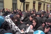 Corteo contro convegno con ministri a Torino, respinto dalla polizia