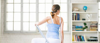 Una donna pratica lo yoga sulla sedia foto iStock.