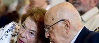 Il presidente emerito della Repubblica Giorgio Napolitano, accompagnato dalla moglie Clio