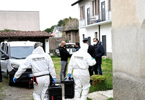 Agenti dei carabinieri della Sezione Investigazioni Scientifiche di Brescia effettuano rilievi nella casa di Carol Maltesi (ANSA)