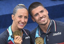Giorgio Minisini e Lucrezia Ruggiero con la medaglia d'oro conquistata nel tecnico (ANSA)